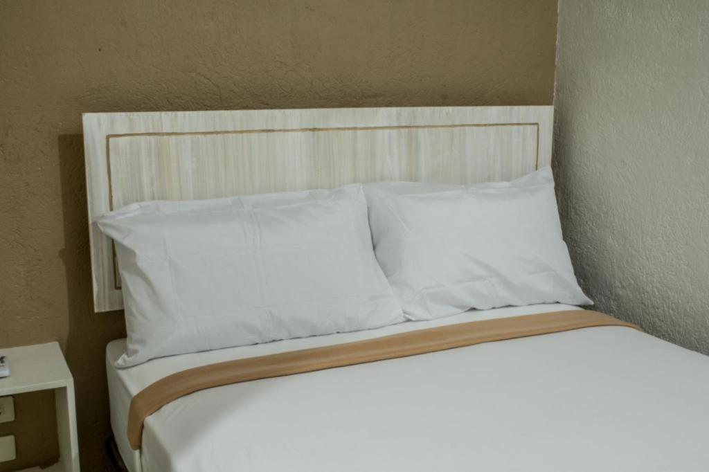 Hotel Avenija Олонгапо Екстериор снимка